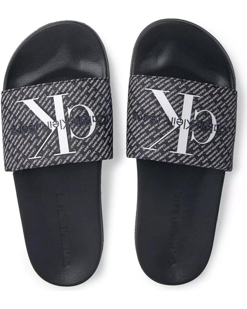 CHANCLAS CALVIN KLEIN SLIDE AOP NEGRAS YM0YM00955 NEGRO