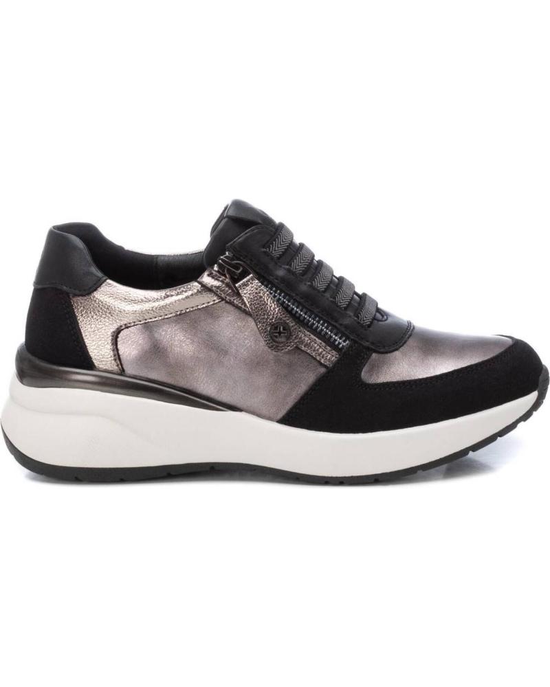 ZAPATILLAS XTI CON ACABADO METALIZADO Y PANELES EN CONTRASTE NEGRO