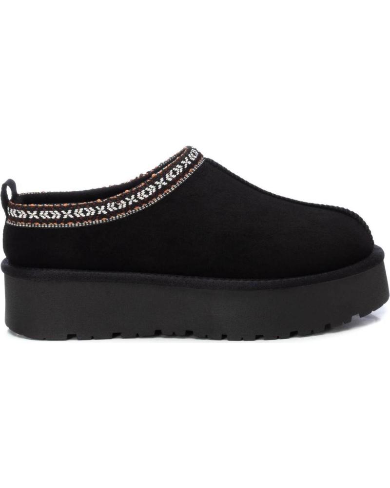 ZUECOS XTI 143237 PARA MUJER CON DETALLE DECORATIVO, NEGRO NEGRO