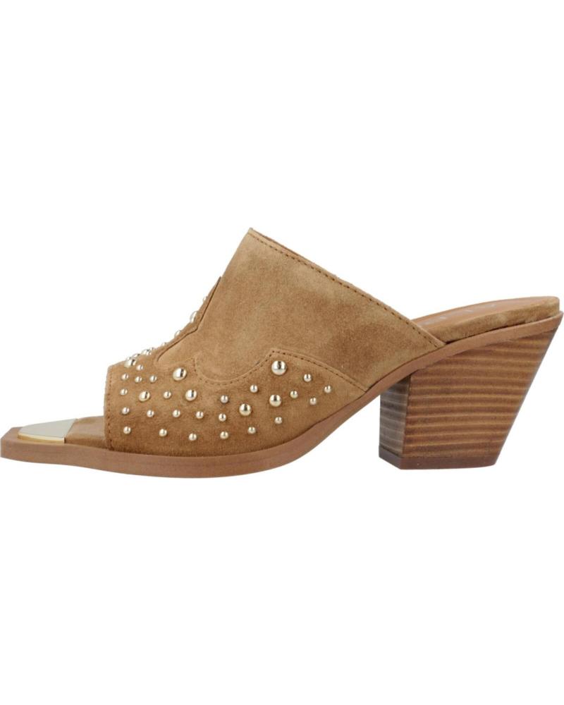 SANDALIAS ALPE TONGA DE TACÓN EN SERRAJE BEIGE CON TACHUELAS CUERO