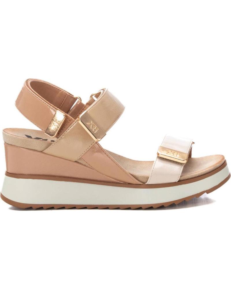 SANDALIA XTI 143847 BEIGE DE CHAROL CON PLATAFORMA BEIGE