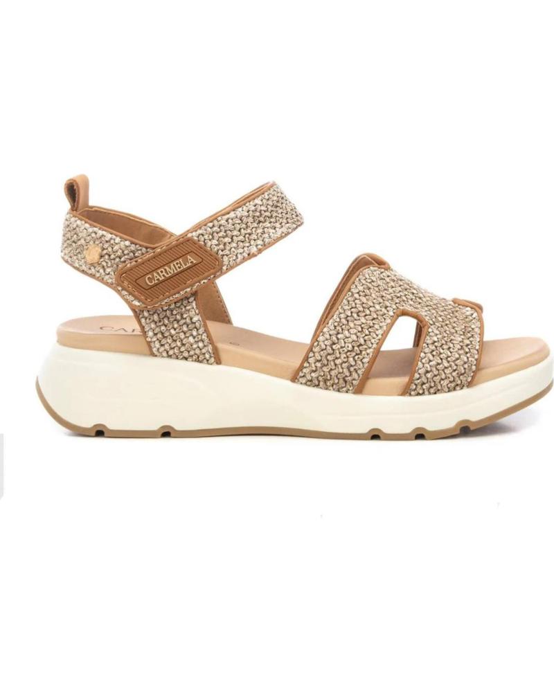 SANDALIAS CARMELA 16236203 CON PLATAFORMA Y TIRAS CRUZADAS BEIGE CAMEL CAMEL