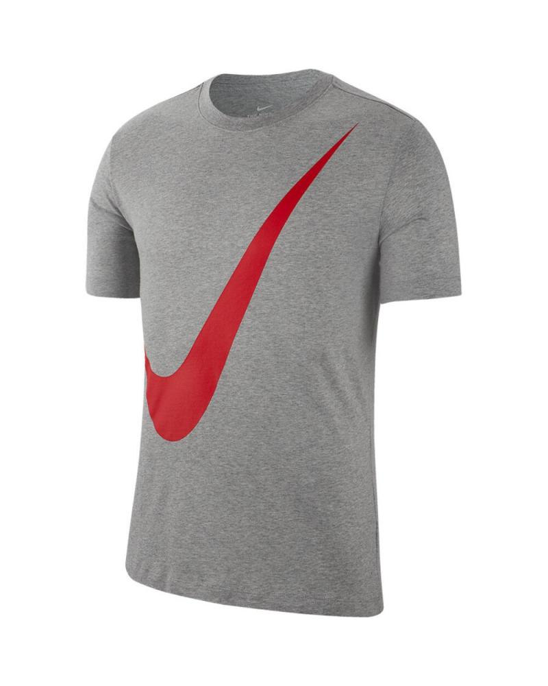 CAMISETA NIKE NSW SS TEE SWOOSH GRIS CON LOGO ROJO BV7645-064 GRIS