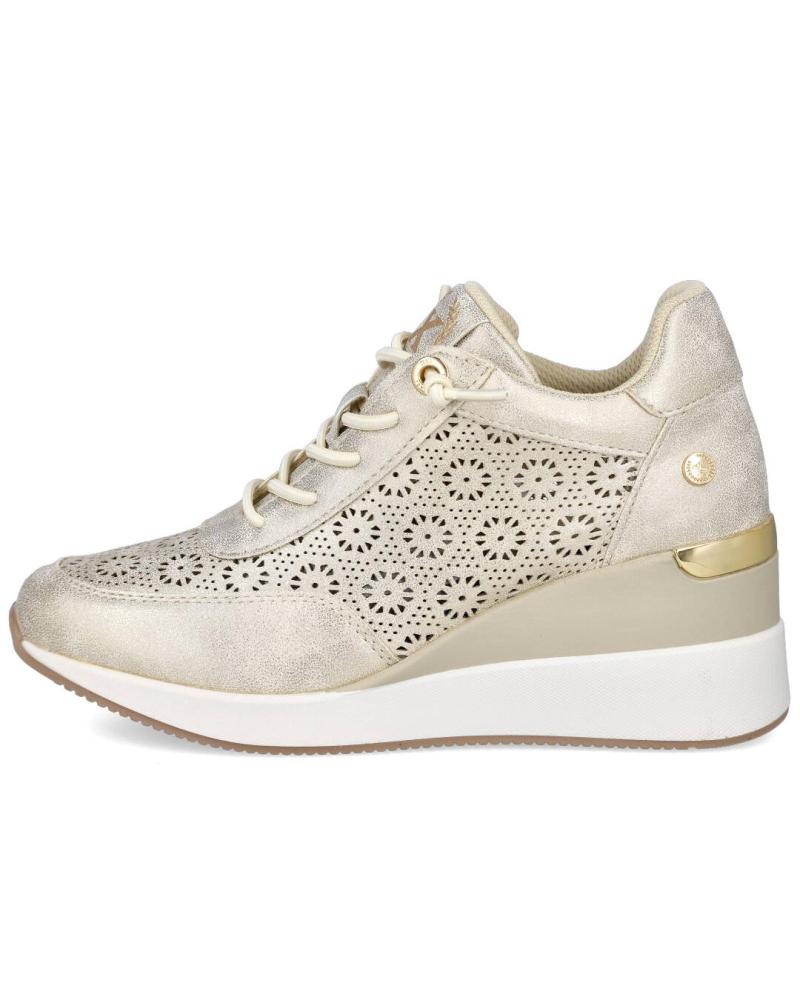 ZAPATILLAS CASUAL XTI MD143776 CON DETALLES PERFORADOS EN TONO GRIS PARA MUJER GRIS