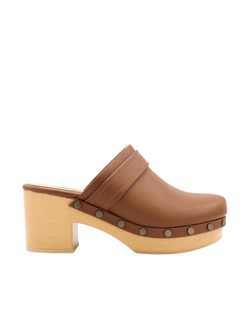 ZUECO DE CUERO CON TACÓN DE MADERA CORINA M4416 MARRÓN MARRóN