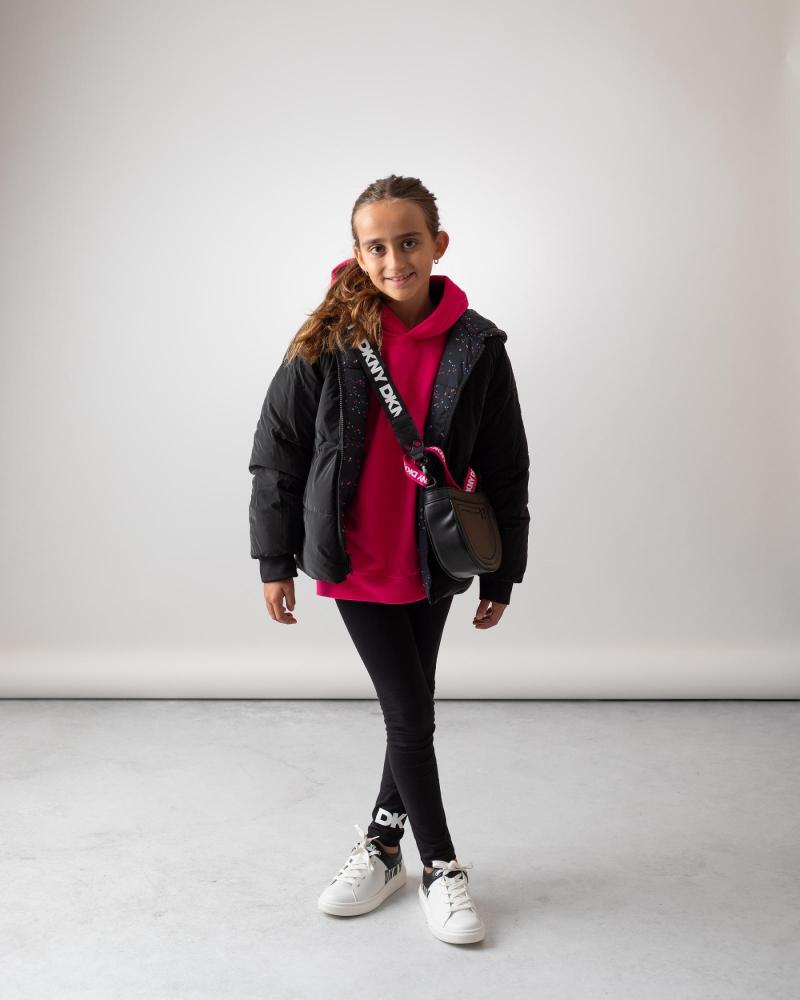 ANORAK ACOLCHADO REVERSIBLE DKNY D6023309B CON CAPUCHA NEGRO NEGRO