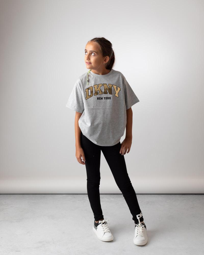 CAMISETA MANGA CORTA DKNY GRIS CON LOGO - D62060A32 GRIS