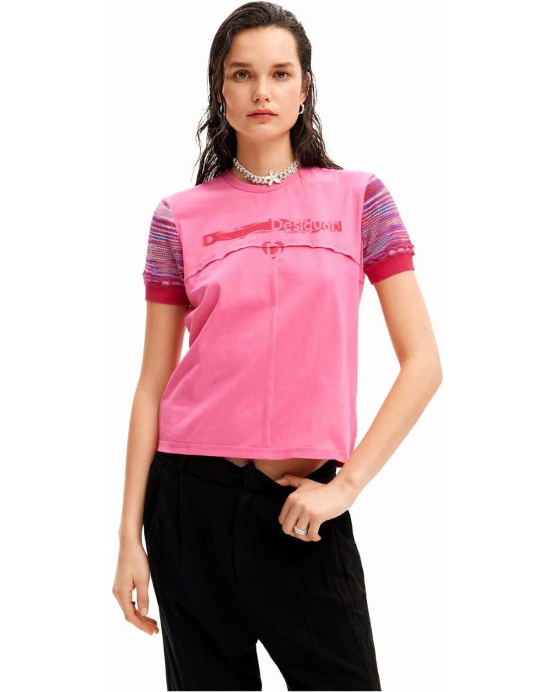 CAMISETA DESIGUAL CON DISEÑO GRÁFICO ROSA