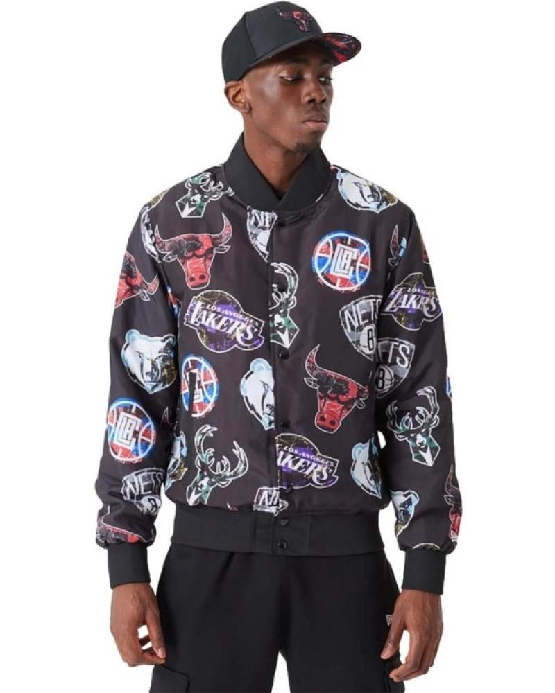 CHAQUETA BOMBER NEW ERA NBA AOP TEAM LOGO 1177963 NEGRO2