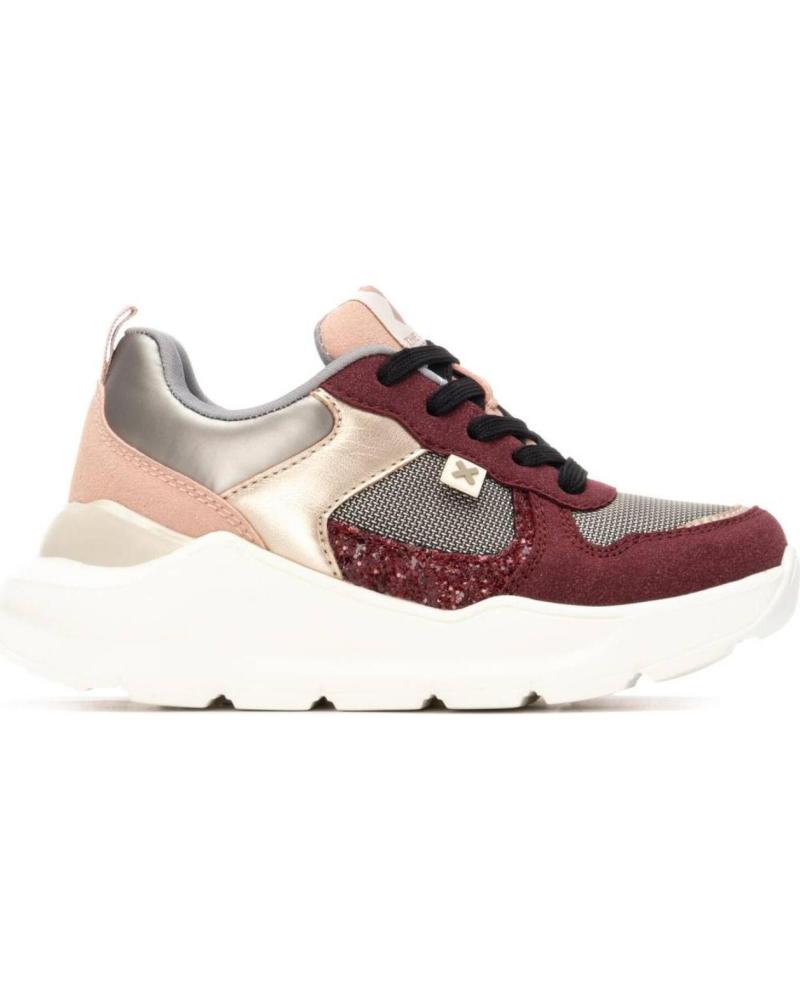 ZAPATILLAS DEPORTIVAS XTI BURDEOS CON DETALLES BRILLANTES BURDEOS