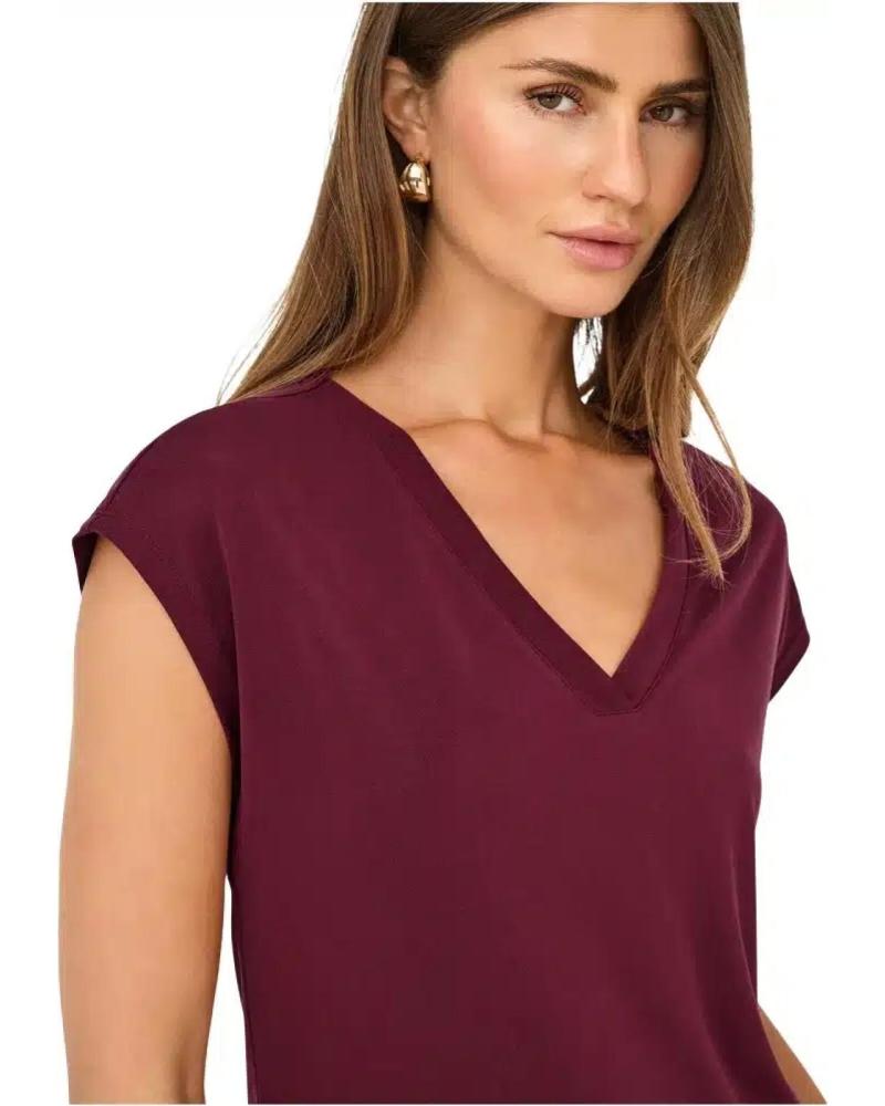 CAMISETA ONLY CUELLO V MODELO 15287041 ROJO ROJO