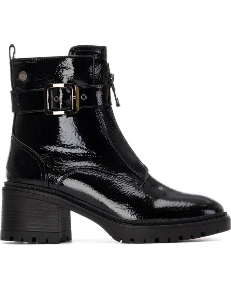 BOTÍN XTI 144276 CHAROL NEGRO CON HEBILLAS Y SUELA TRACK NEGRO