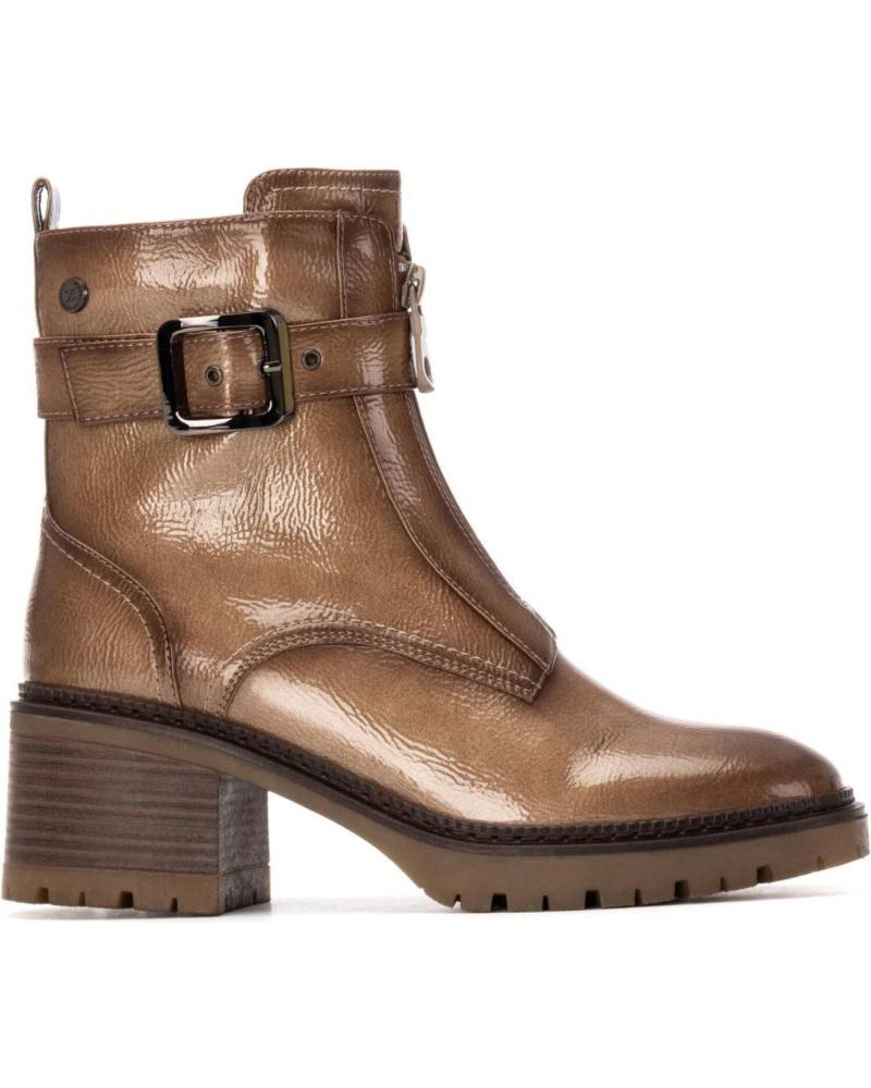 BOTÍN XTI 144276 BEIGE CON HEBILLAS Y SUELA TRACK BEIGE