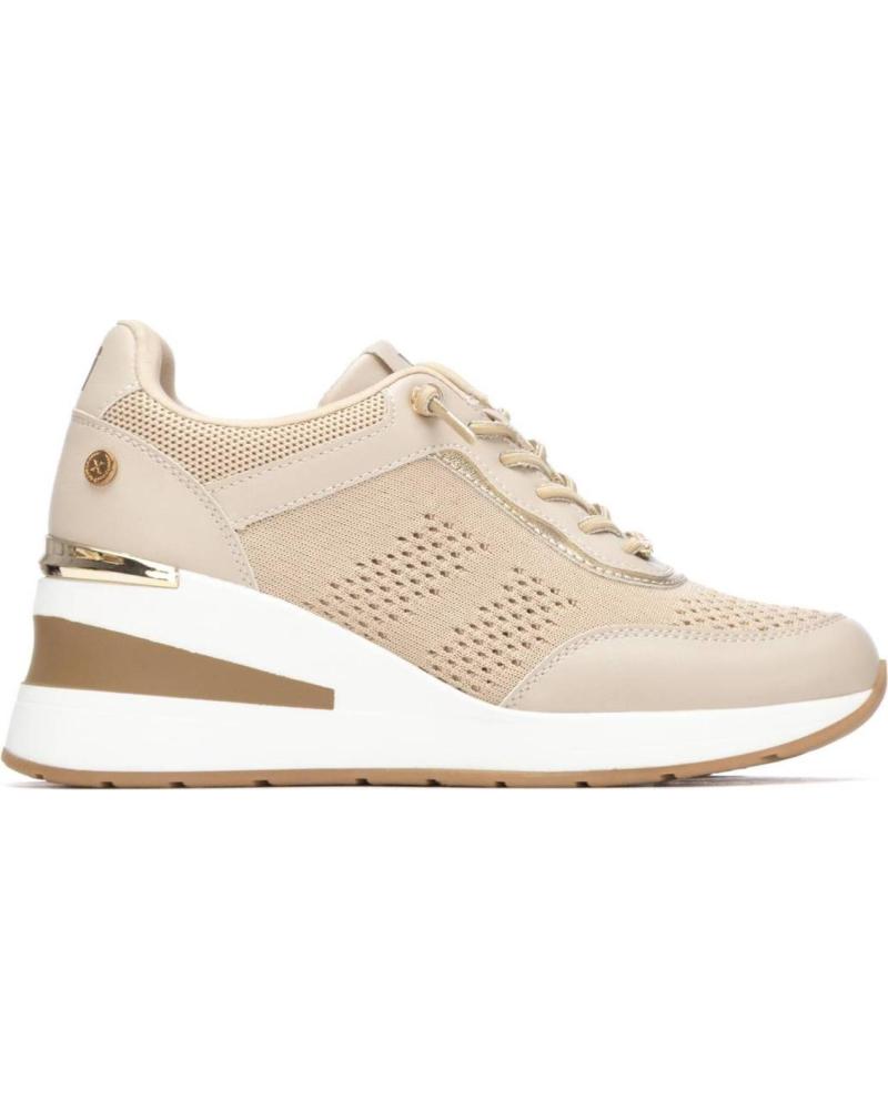 ZAPATILLAS XTI MUJER BEIGE CON PLATAFORMA Y PERFORACIONES BEIGE