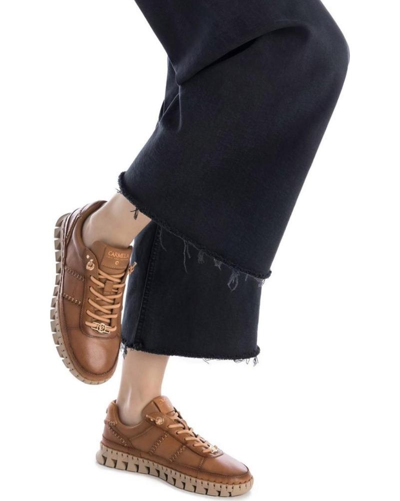 ZAPATILLAS DE PIEL CARMELA CAMEL CON SUELA DENTADA CAMEL