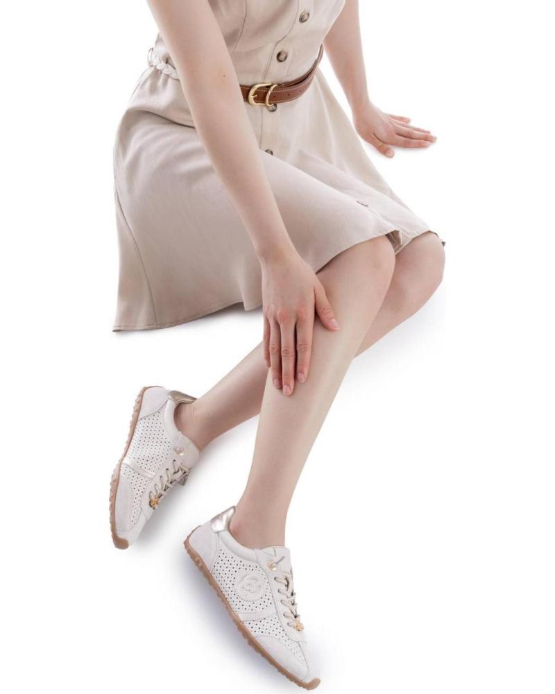 ZAPATILLAS CARMELA 163109 CASUAL PERFORADAS HIELO HIELO