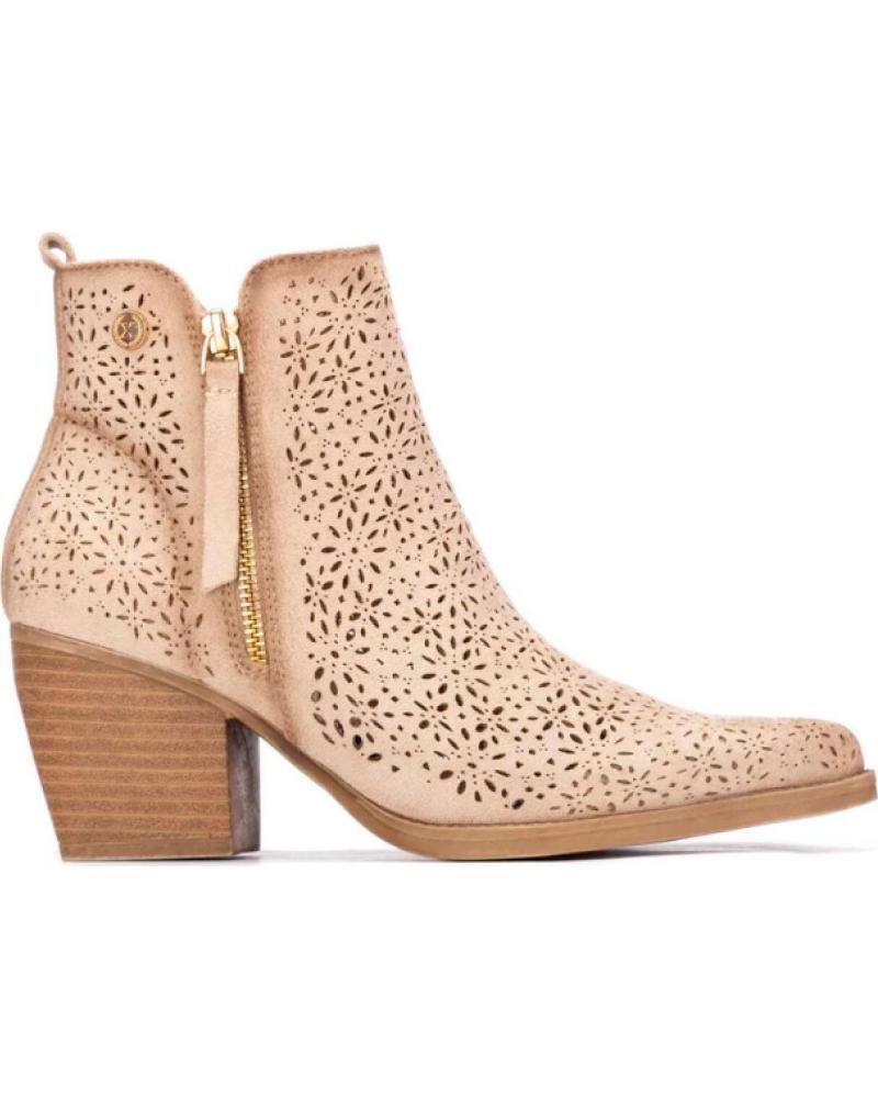 BOTÍN XTI CON PERFORACIONES Y TACÓN GEOMÉTRICO BEIGE