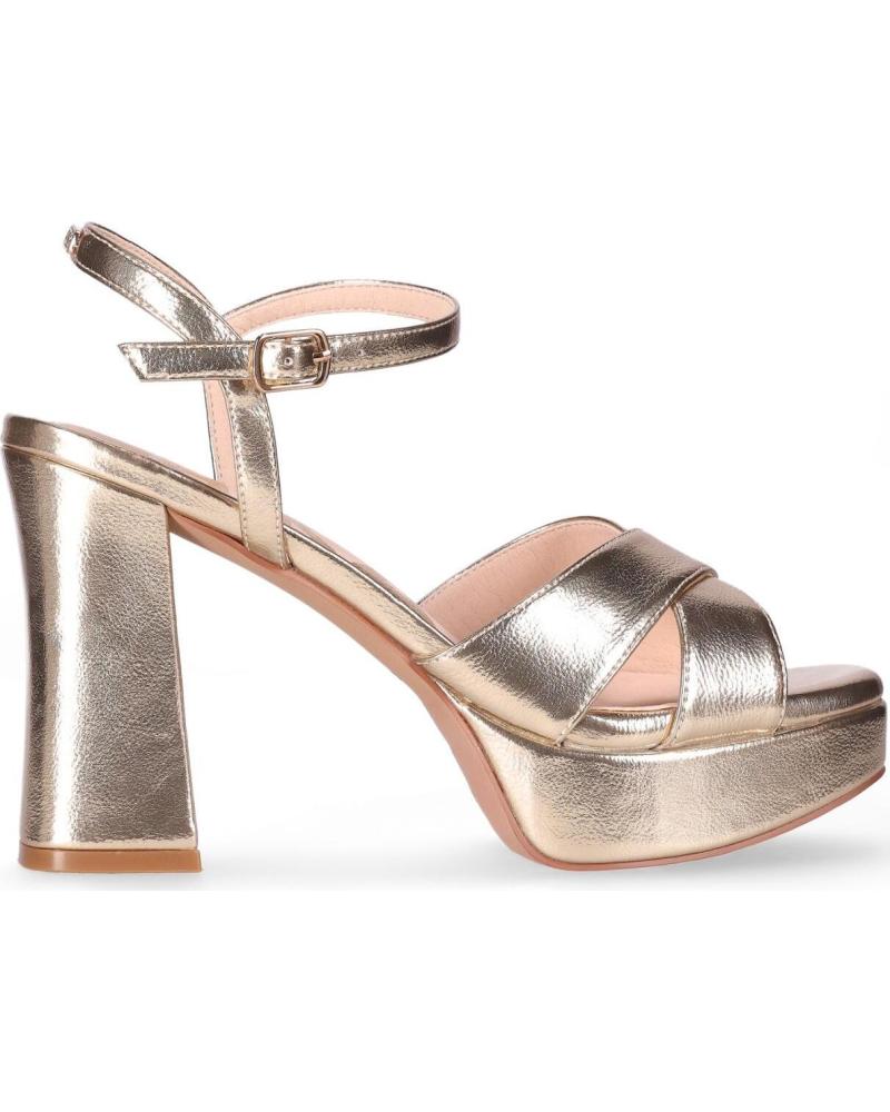 CHIKA10 SANDALIA DE TACÓN JOLIE CON PLATAFORMA Y TIRAS CRUZADAS EN ACABADO METALIZADO PLATINO-LG GOLD
