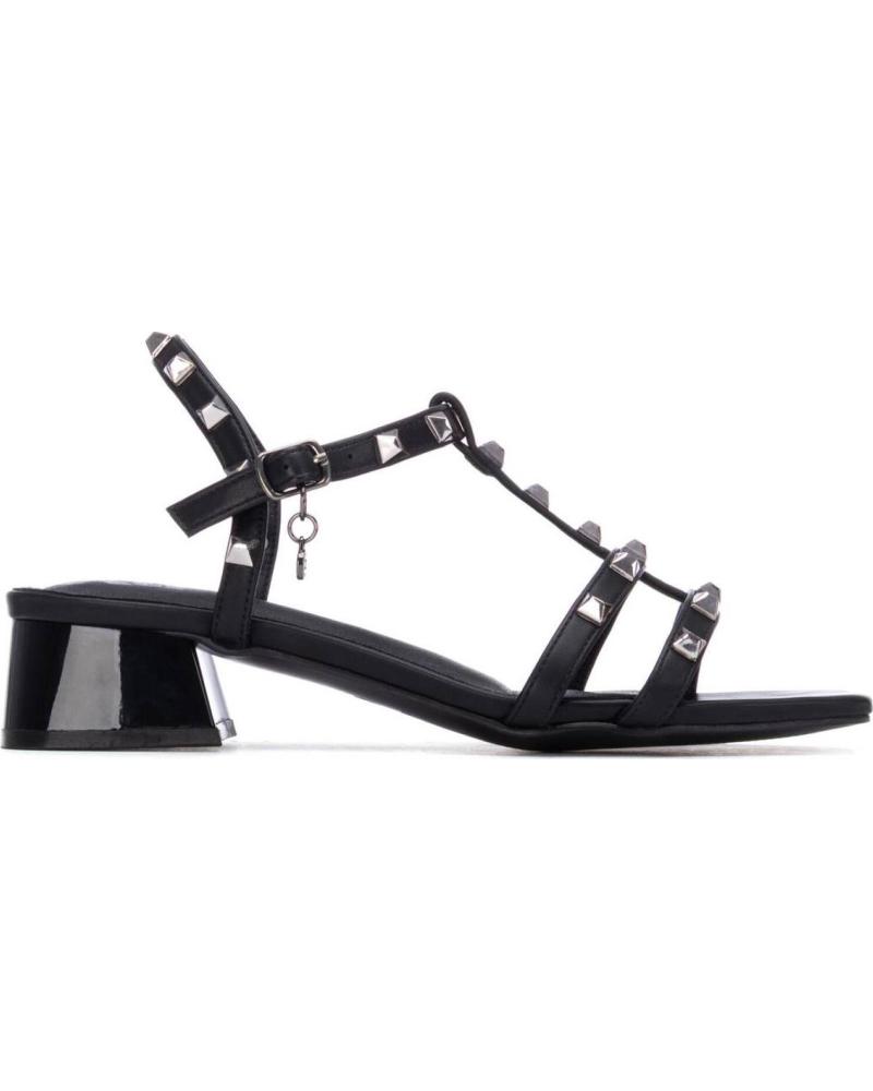 XTI SANDALIA CON TACHUELAS Y TACÓN BLOQUE NEGRO