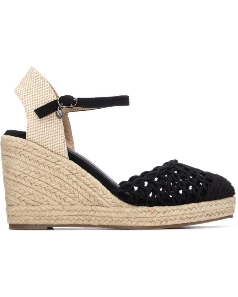 XTI SANDALIA DE CUÑA CON DETALLE TRENZADO Y CIERRE DE HEBILLA NEGRO