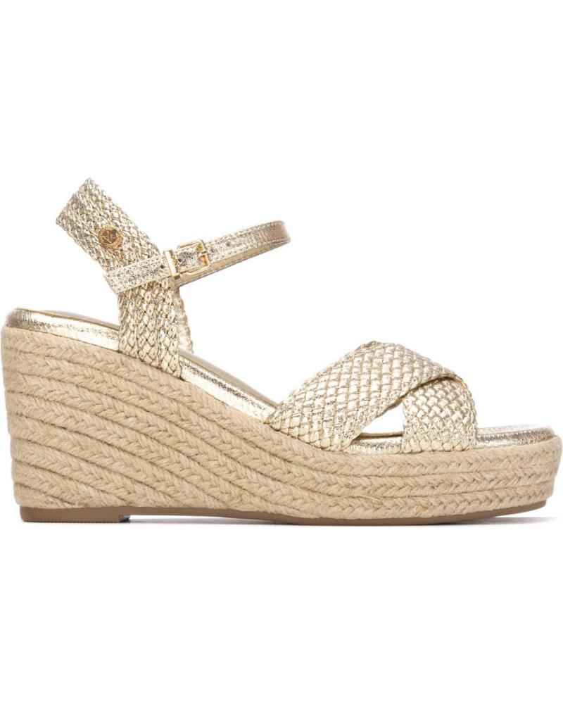 XTI SANDALIA CUÑA CON TIRAS TRENZADAS ORO