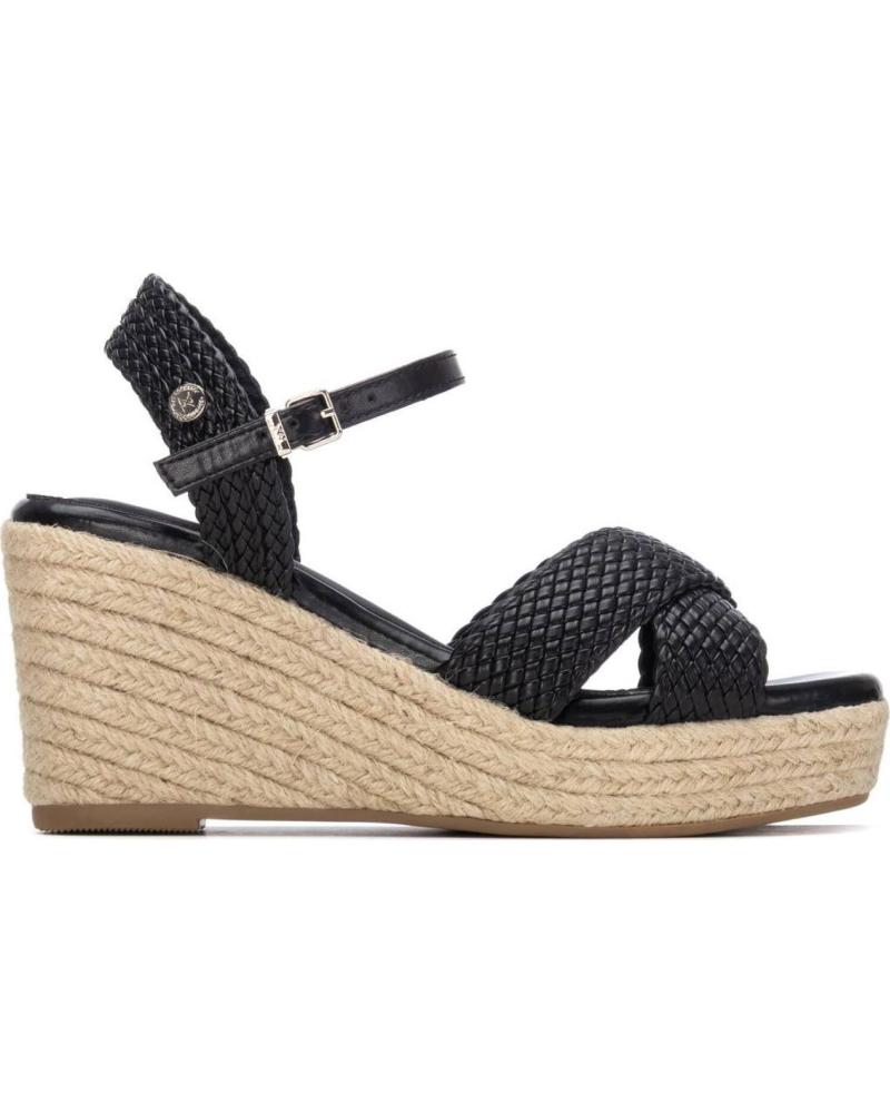 XTI SANDALIA DE CUÑA CON TIRAS CRUZADAS Y ACABADO TRENZADO NEGRO