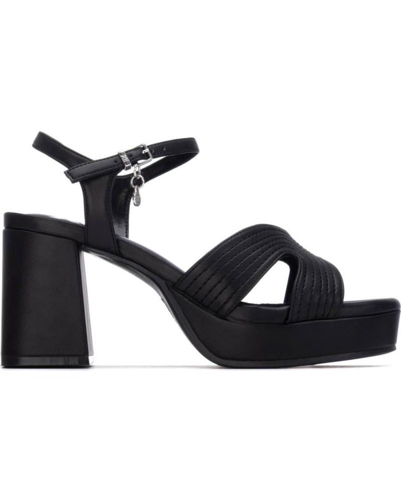 XTI SANDALIA DE TACÓN CON PLATAFORMA Y TIRAS CRUZADAS NEGRO