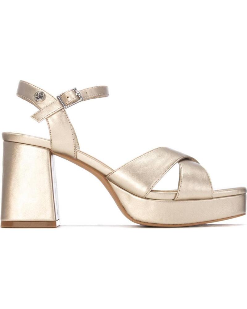 XTI SANDALIA DE TACÓN BLOQUE CON TIRAS CRUZADAS Y PLATAFORMA ORO