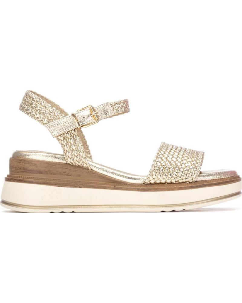 SANDALIAS XTI 145251 CON PLATAFORMA Y ACABADO METALIZADO METáLICO