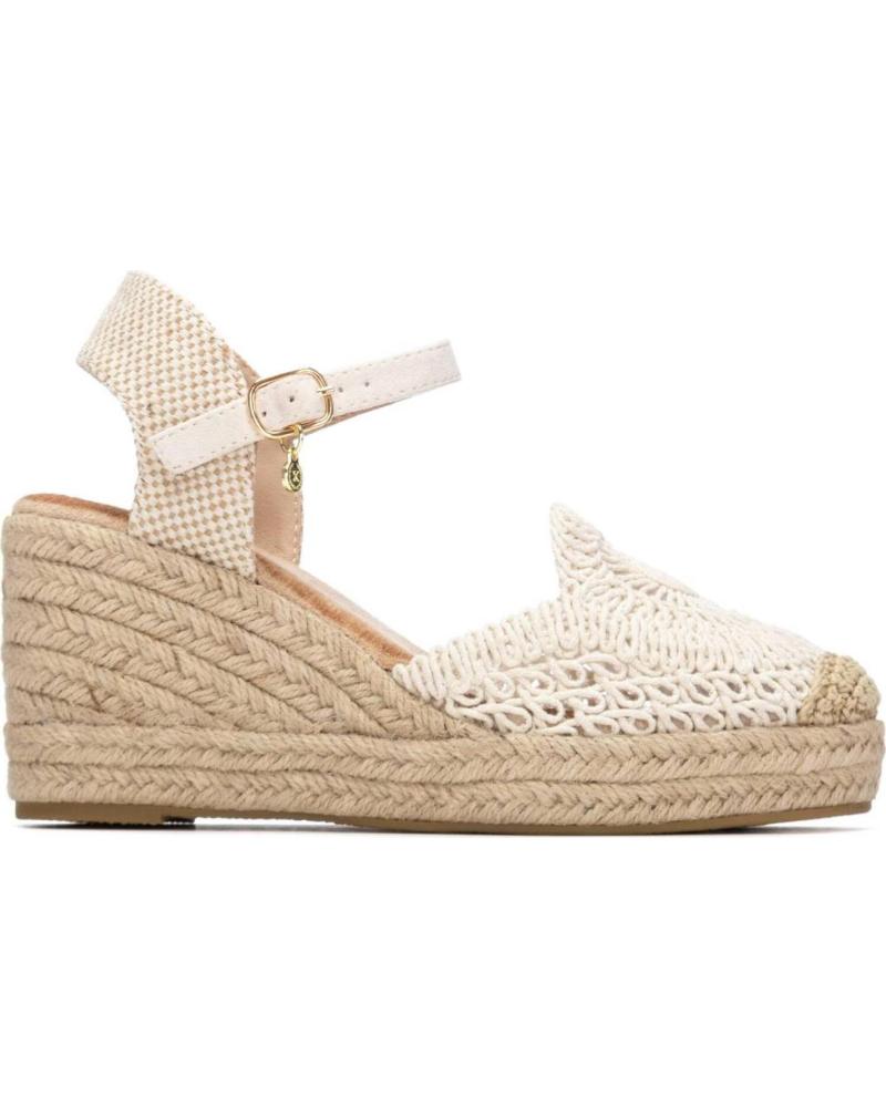 XTI SANDALIA DE CUÑA CON TEJIDO CALADO Y CIERRE DE HEBILLA BEIGE