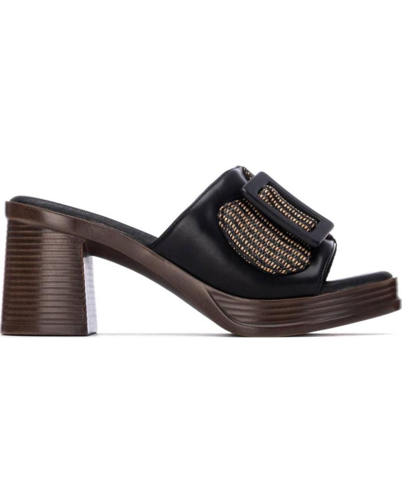 REFRESH ZUECOS DE TACÓN CON HEBILLA DECORATIVA Y PLATAFORMA EFECTO MADERA NEGRO