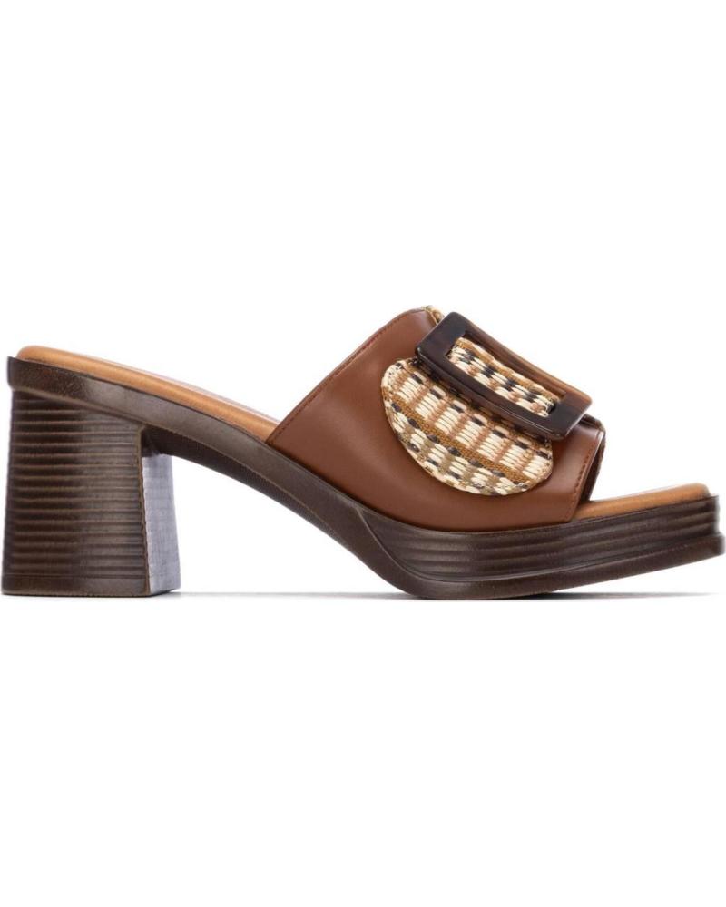 REFRESH SANDALIA MULE DE TACÓN CON HEBILLA DECORATIVA Y DETALLE TRENZADO CAMEL