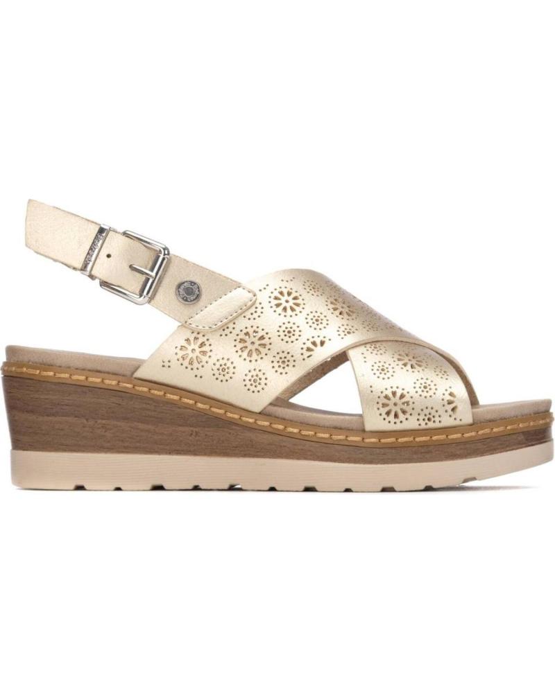 REFRESH SANDALIA DE CUÑA CON TIRAS CRUZADAS Y CIERRE DE HEBILLA ORO