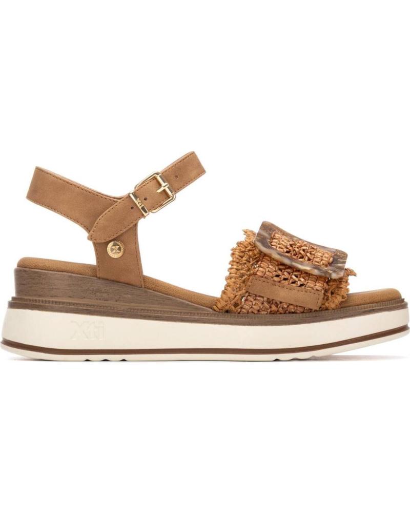 XTI SANDALIA DE PLATAFORMA CON DETALLE TRENZADO Y CIERRE DE HEBILLA CAMEL