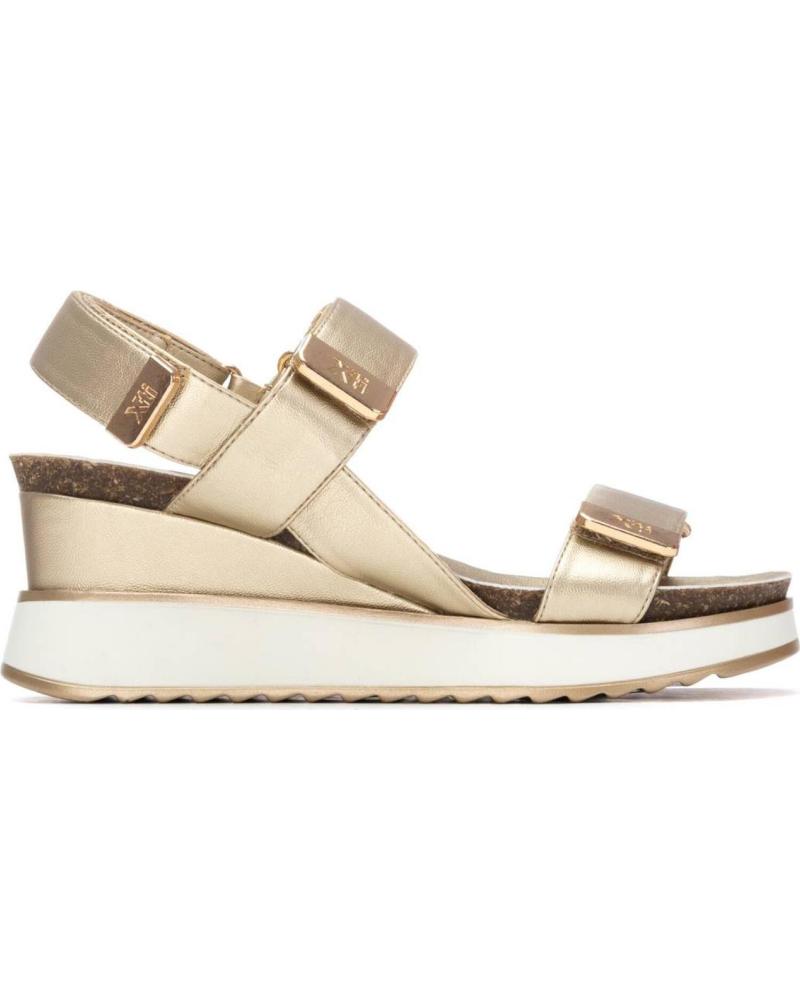 SANDALIAS XTI 145254 CON PLATAFORMA Y CIERRE DE VELCRO METáLICO