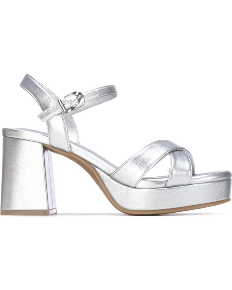 XTI SANDALIA DE TACÓN BLOQUE CON PLATAFORMA Y TIRAS CRUZADAS PLATA
