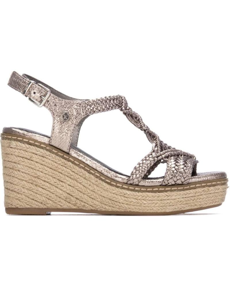 XTI SANDALIA DE CUÑA CON TIRAS TRENZADAS Y ACABADO METALIZADO PLOMO