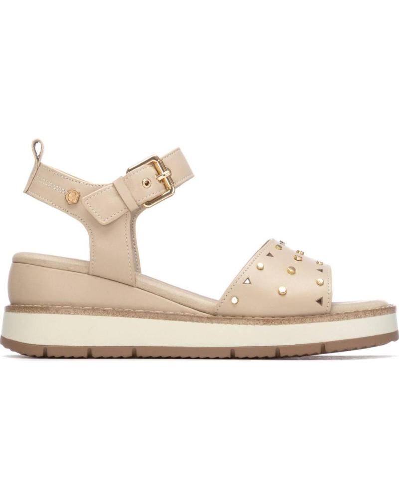 CARMELA SANDALIA CARMELA 163248 CON PLATAFORMA Y TACHUELAS BEIGE