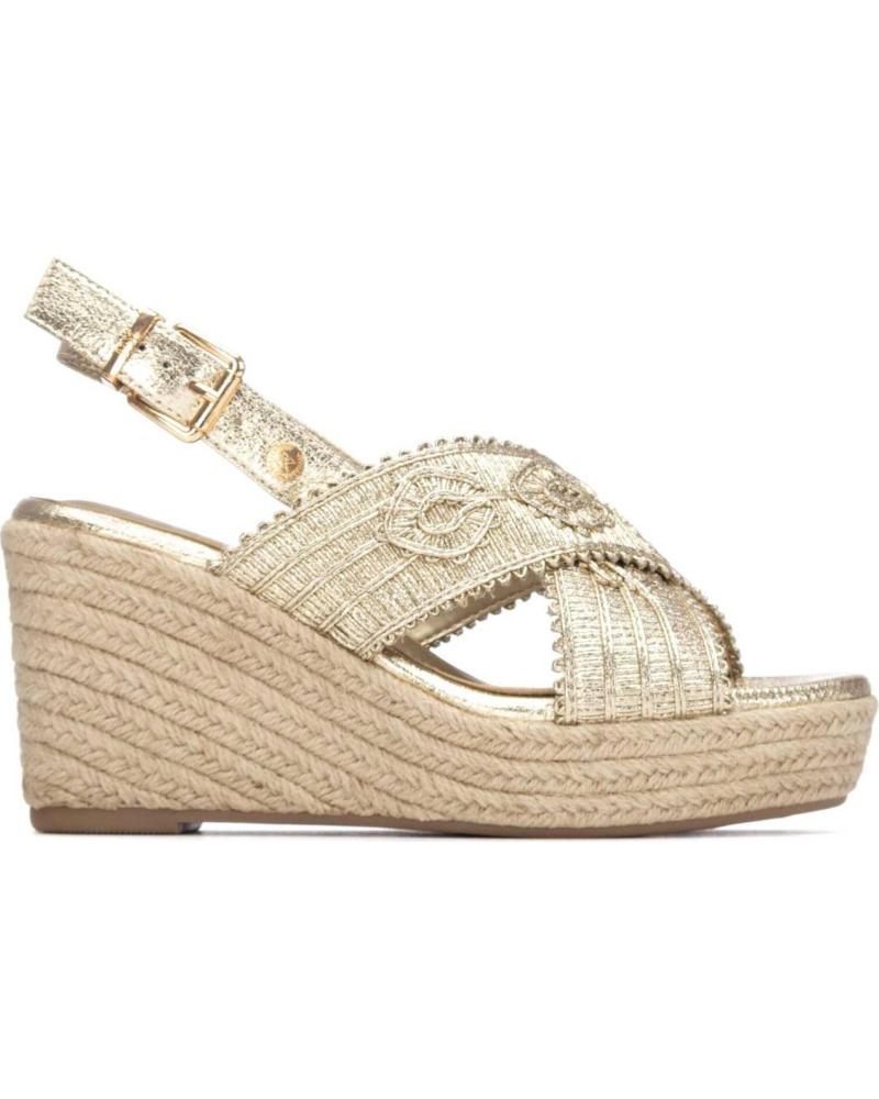 XTI SANDALIA DE CUÑA CON TIRAS CRUZADAS Y CIERRE DE HEBILLA ORO