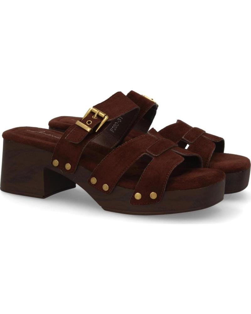 SPORT3PUNTO0 ZUECOS DE TACÓN CON HEBILLA Y DETALLES TACHONADOS VARIOS COLORES