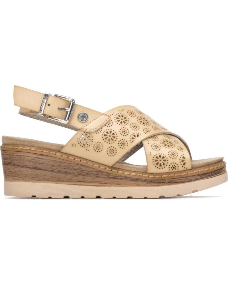 REFRESH SANDALIA CUÑA CON TIRAS CRUZADAS Y DETALLE TROQUELADO BEIGE