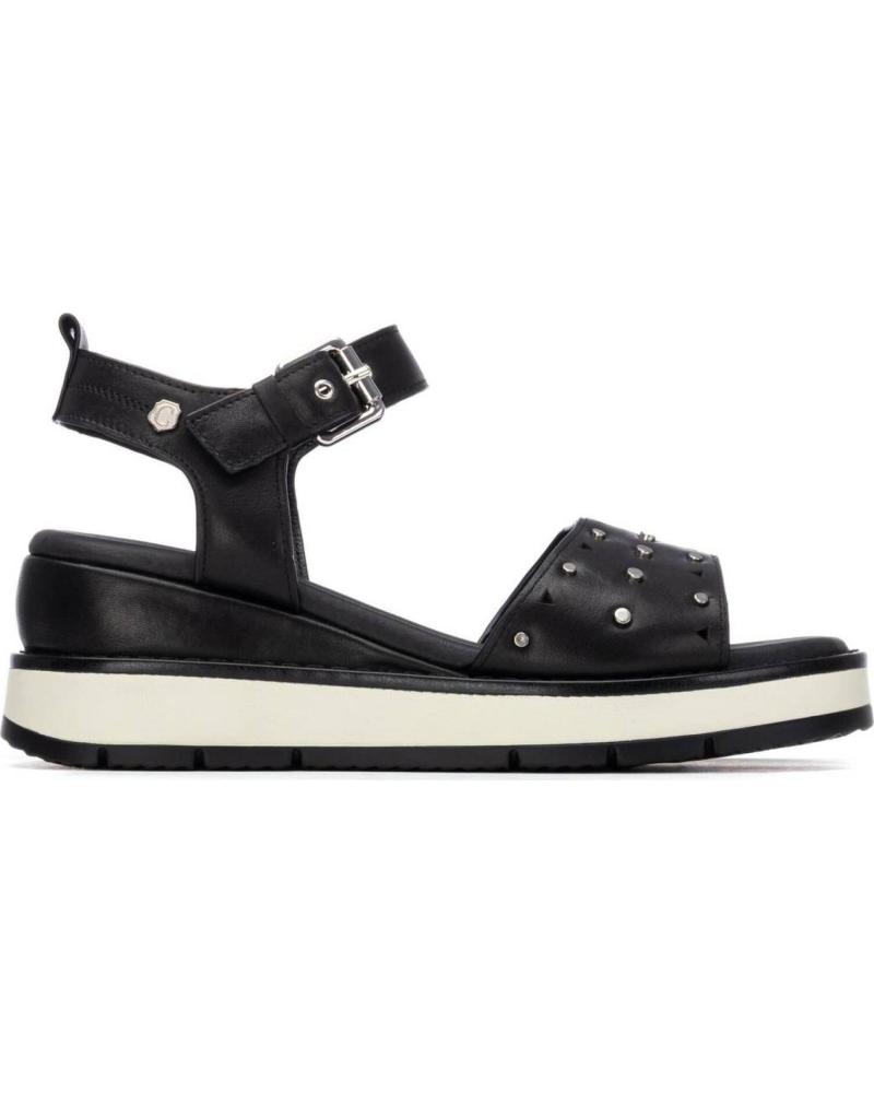 CARMELA SANDALIA PLATAFORMA CON TACHUELAS 163248 NEGRO