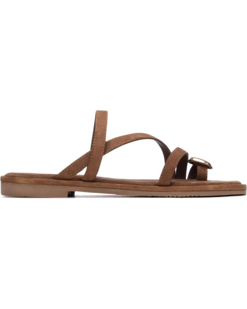 CARMELA SANDALIA PLANA CARMELA CON TIRAS CRUZADAS Y DETALLE EN DEDO CAMEL