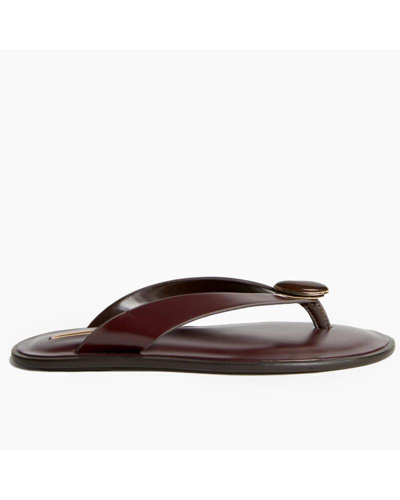 CORINA SANDALIA PLANA M6445 CON DETALLE DE CHAPA ACOLCHADA BURDEOS