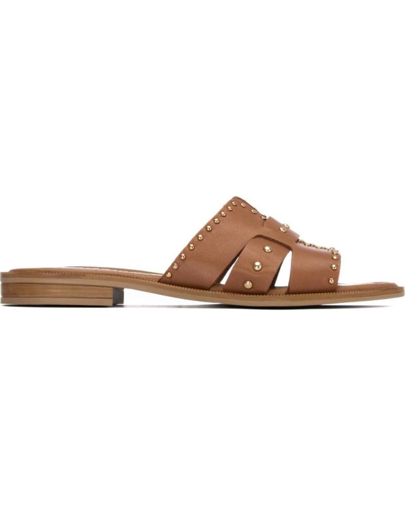CARMELA SANDALIAS PLANAS CARMELA 163060 EN CUERO CON TACHUELAS CAMEL