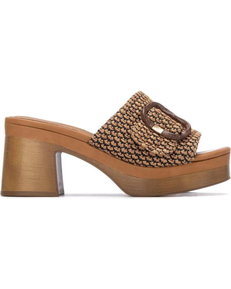 CARMELA SANDALIA CARMELA CON PLATAFORMA Y HEBILLA DECORATIVA MARRóN