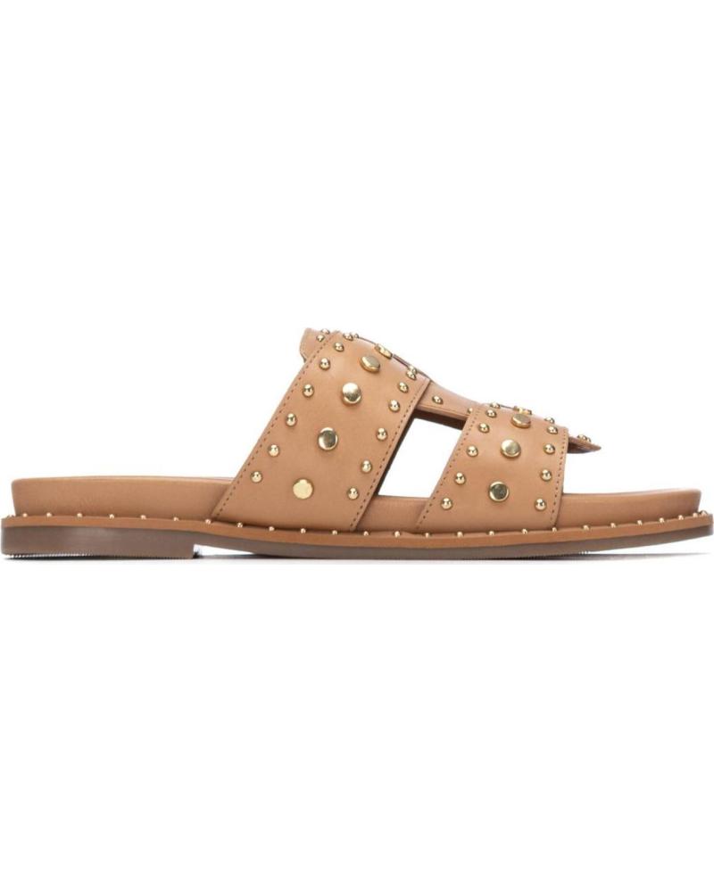 CARMELA SANDALIA PLANA 163202 CON TACHUELAS BEIGE