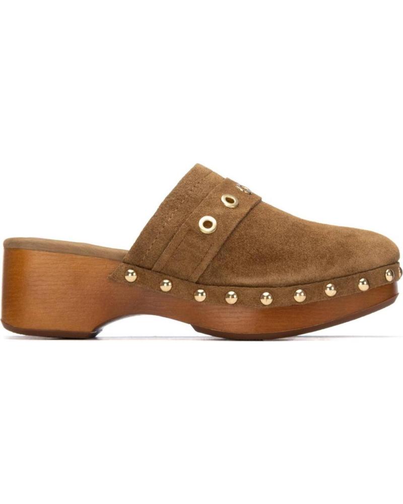 CARMELA ZUECOS 163255 CAMEL CON TACHUELAS Y DETALLE DE HEBILLA