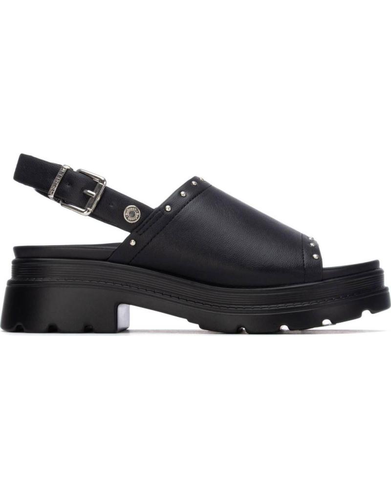 REFRESH SANDALIA PLATAFORMA CON TIRA TRASERA Y TACHUELAS NEGRO