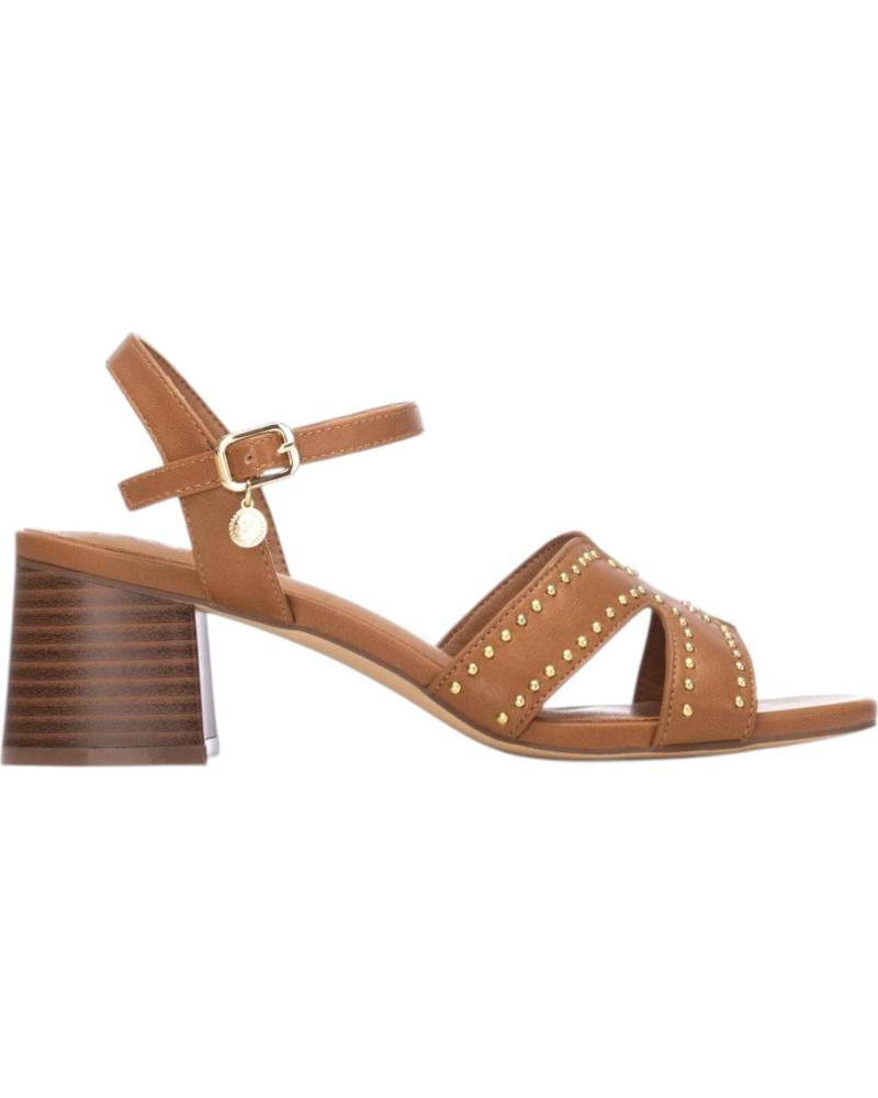 XTI SANDALIA DE TACÓN BLOQUE CON TIRAS CRUZADAS Y TACHUELAS CAMEL